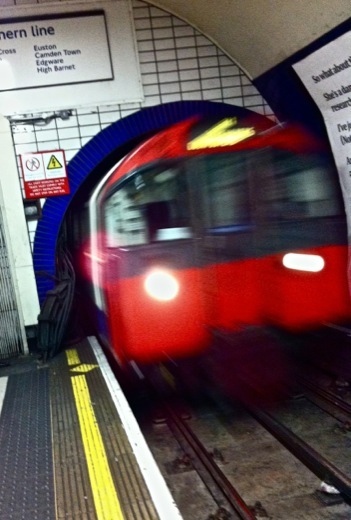Un train de la Piccadilly Line sort du Tunnel